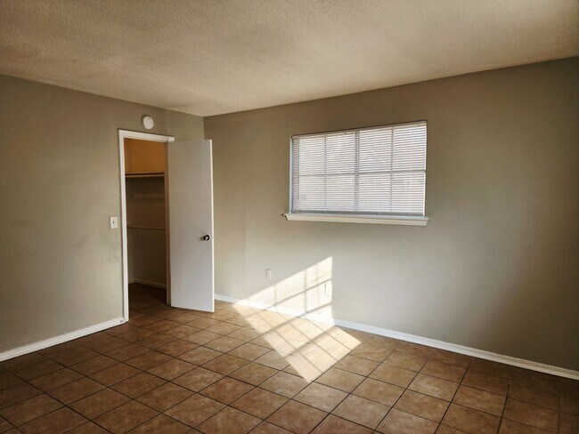 Building Photo - 1 bed 1 bath downstairs Apt in Monterey Square Apts