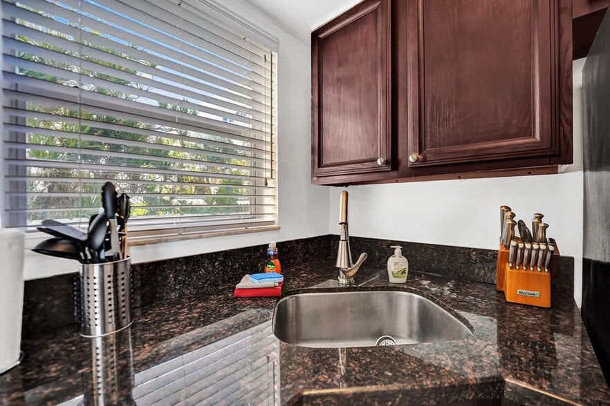 Building Photo - 335 Desoto St