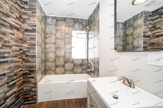 Building Photo - 1468 E Whittier St