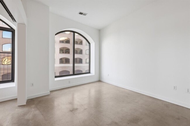 Building Photo - 507 Sabine St