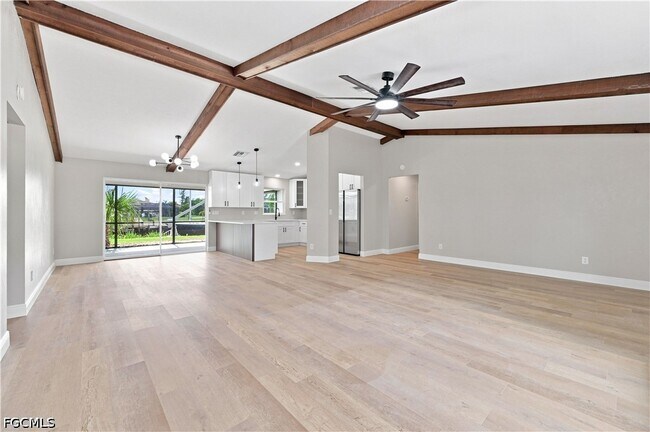 Building Photo - 903 SE 20th Ct