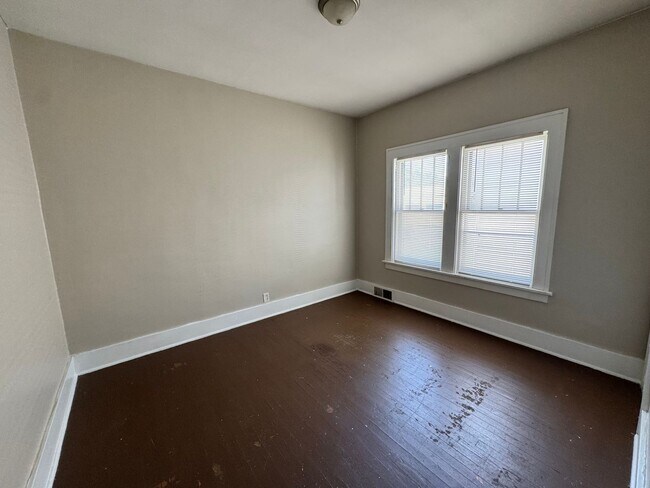 Building Photo - 2 bedroom 1 bath home in Rock Island