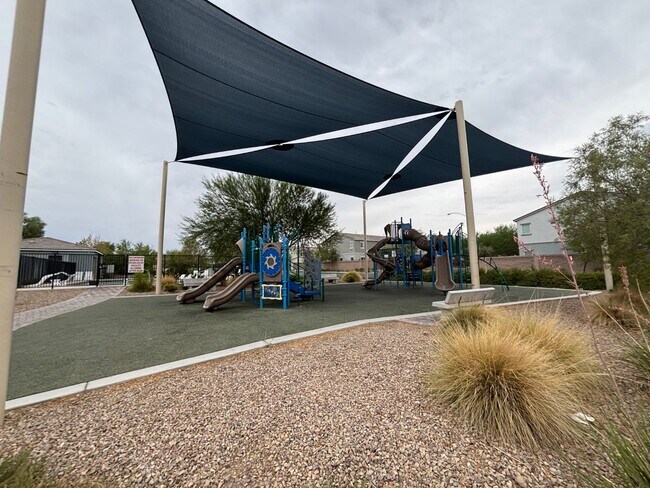 Building Photo - Beautiful Gated 3-Bed, 2.5-Bath Townhome i...