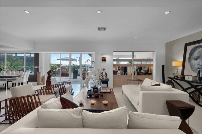 Building Photo - 1111 N Venetian Dr