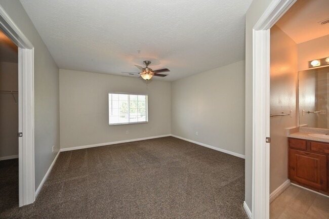 Building Photo - Beautiful 3 Bedroom Condo in Amazing Locat...