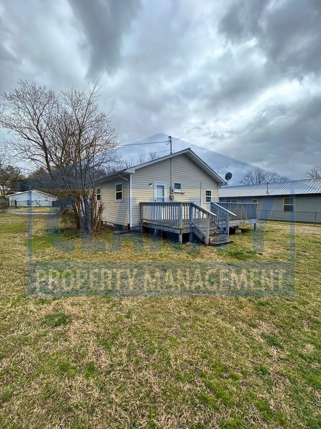 Building Photo - Super cute and cozy 2 bedroom home!