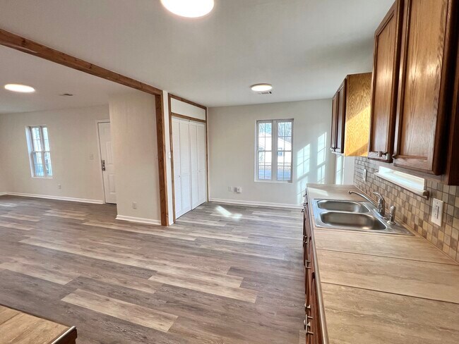 Building Photo - 1127 E Highland Ave