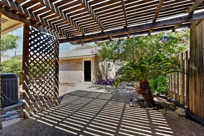 Building Photo - Lovely garden home in great location