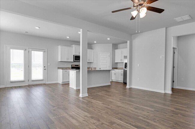 Building Photo - MOVE IN READY