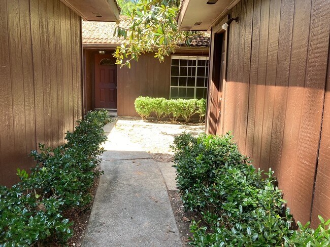 Building Photo - 5535 Ashgate Dr