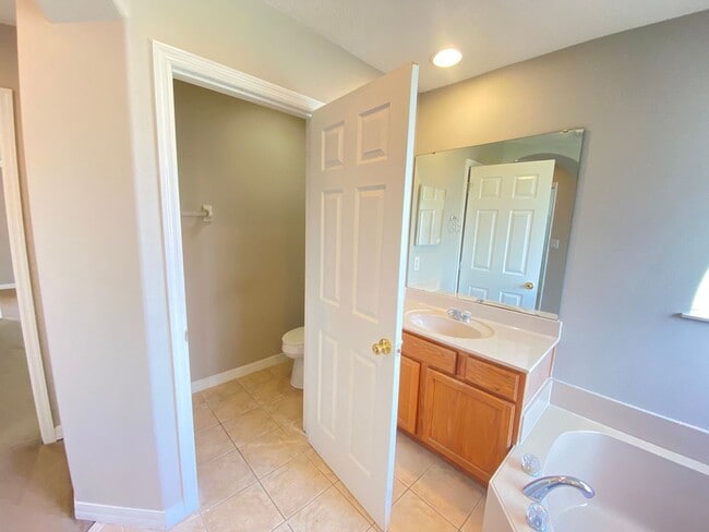 Building Photo - Spacious 4/3 Single Family Home!!