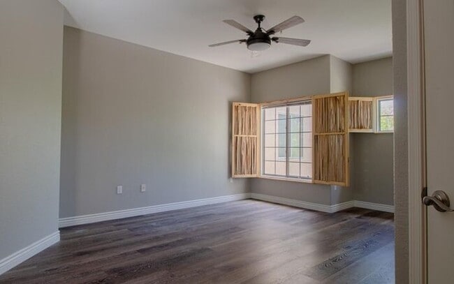 Building Photo - Gorgeous 2/2.5 condo for rent in Scottsdale.