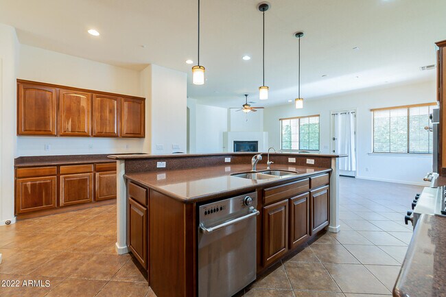Building Photo - 734 W Juniper Ln
