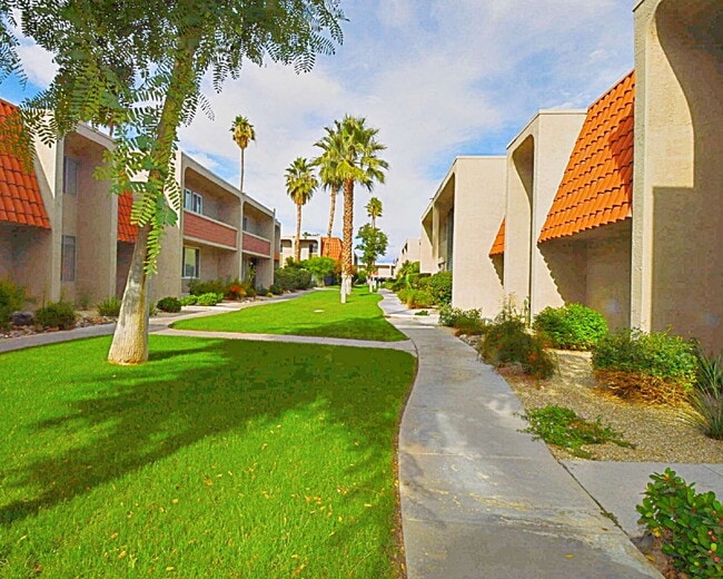 Building Photo - "Discover Your Oasis: Spacious 3-Bed Condo with Granite Touches in Palm Springs!"
