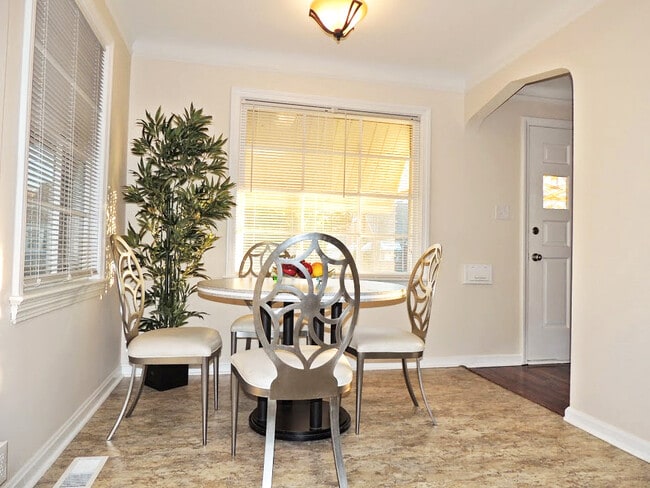 Building Photo - 3 Bedroom - 1.5 Bathroom Home for Rent!