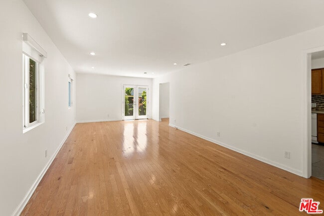 Building Photo - 653 Sunset Ave