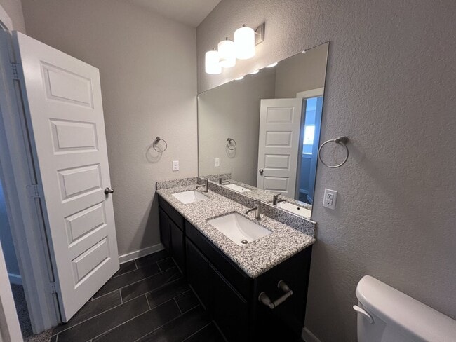 Building Photo - Beautiful Townhouse in New Braunfels!
