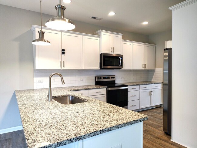 Building Photo - Beautiful home located in the Upper Riverpointe Community in Charlotte !