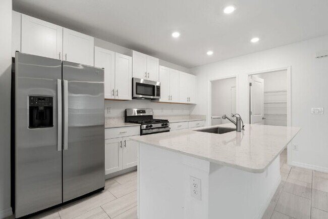 Building Photo - LIKE NEW Home For Rent in Zephyrhills!