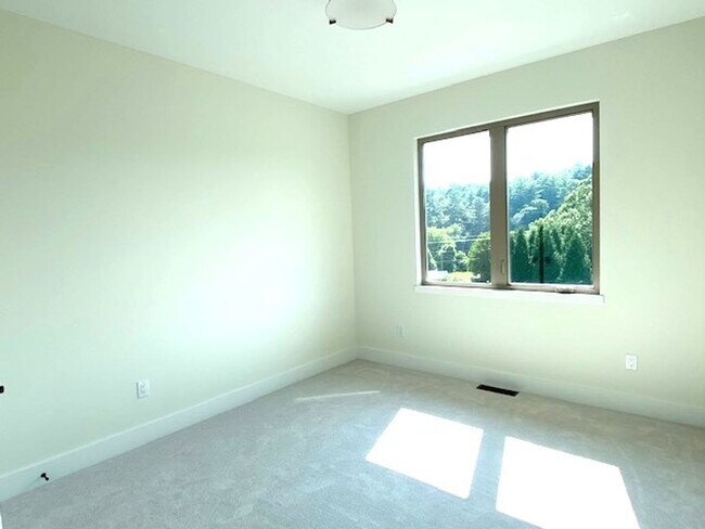 Building Photo - Great home in South Asheville