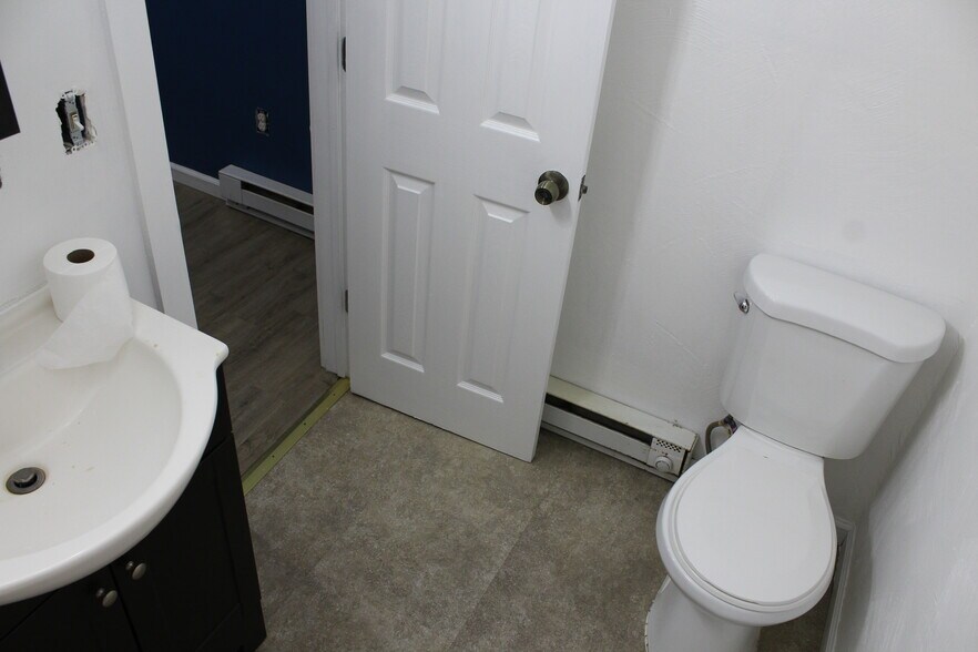 Full bath - 167 Main St
