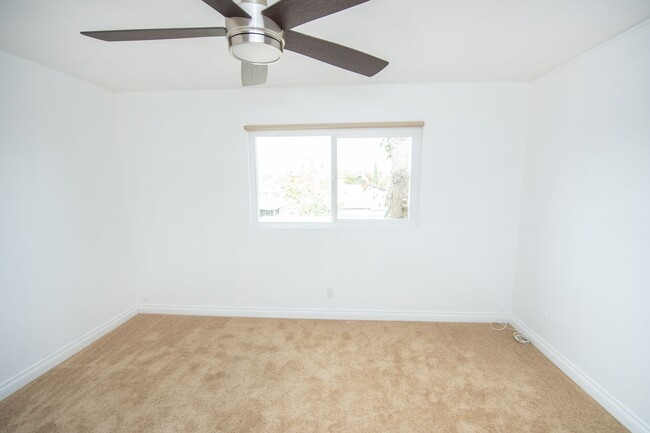 Building Photo - 2BR/1.5BA Condo! 2 parking spaces