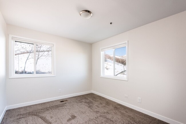 Building Photo - Bright and light Prospector Condo