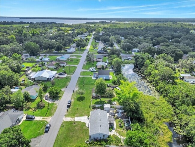 Building Photo - 4754 Lake Shore Dr