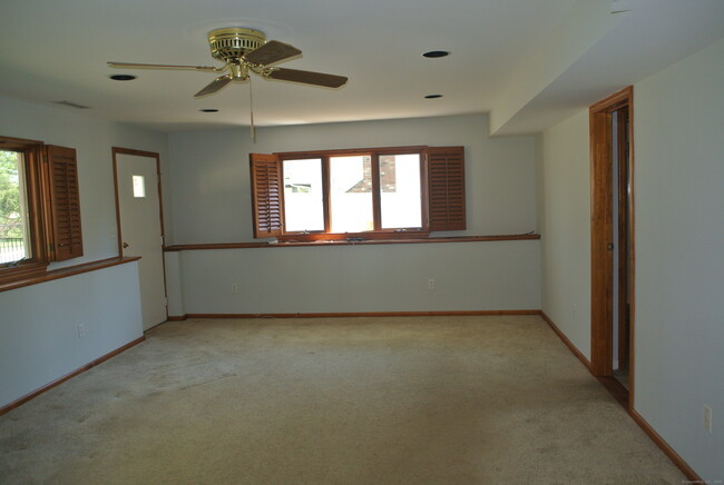 Building Photo - 302 Westwood Rd
