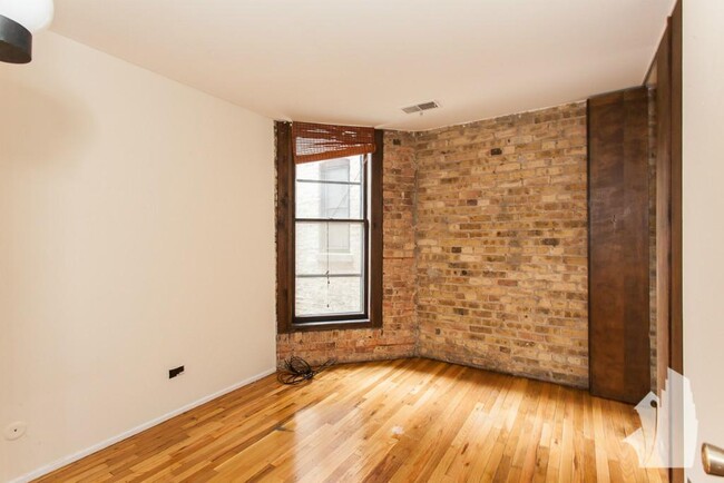 Building Photo - 2 bedroom in Chicago IL 60657