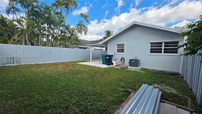 Building Photo - 9818 SW 146th Ct