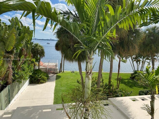 Building Photo - 500 Bayview Dr