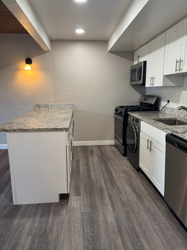 Building Photo - 2131 N Summit Ave