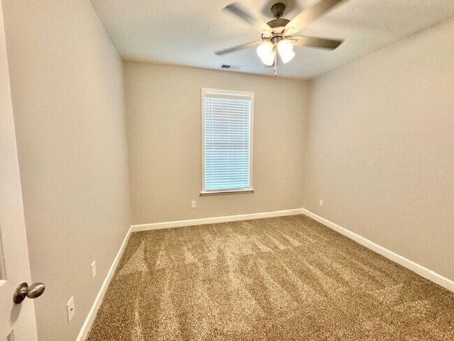 Building Photo - Now Leasing a 5-bedroom 3 bath home in Byh...