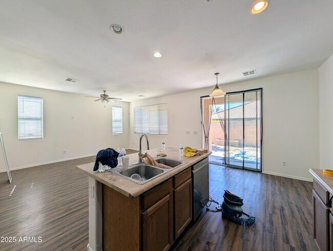 Building Photo - 3848 E Pollack St