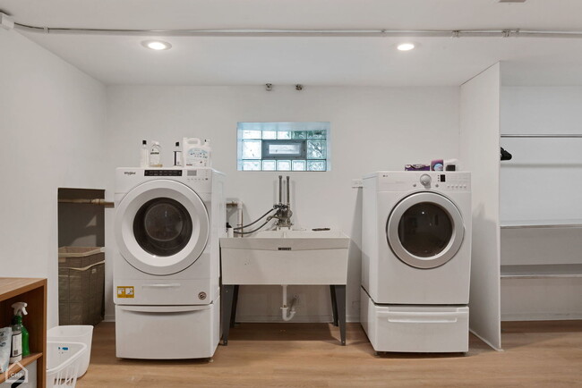 Building Photo - 4550 W Thorndale Ave