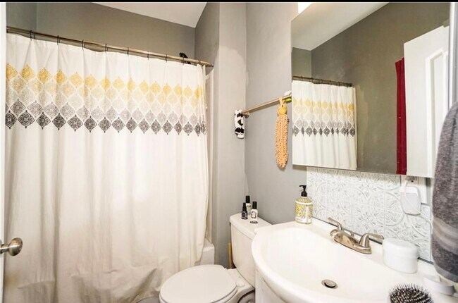 Building Photo - 434 Clearwater St