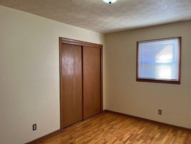 Building Photo - ADORABLE 3 BEDROOM HOUSE- FENCED BACK YARD