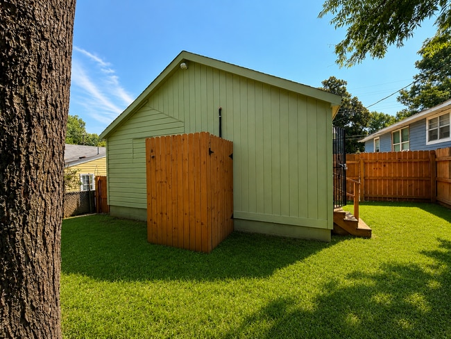 Building Photo - 1307 Sample St