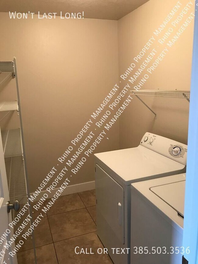 Building Photo - 3 Bed/3.5 Bath End Unit Townhouse in Sandy