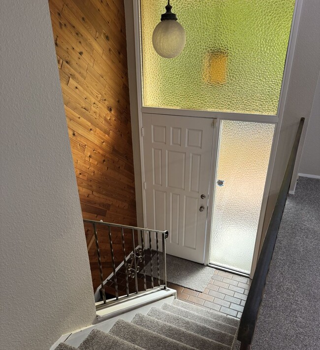 Building Photo - **PENDING**Beautiful 5 Bed 2 & 3/4 Bath home in Tacoma