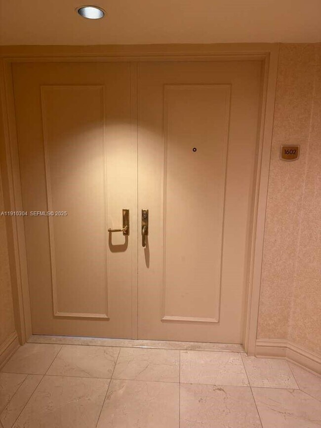 Building Photo - 5025 Collins Ave