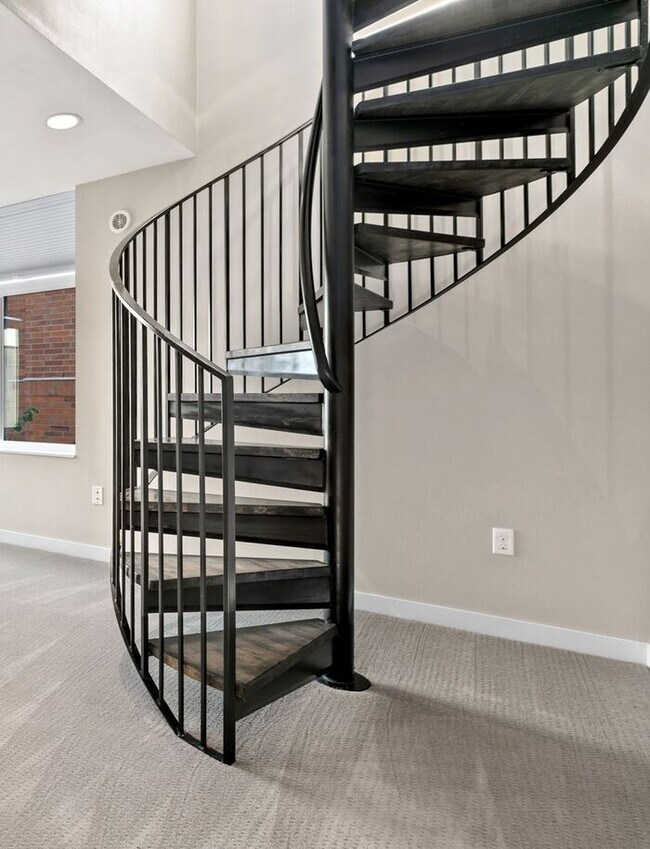 Building Photo - Trendy West Seattle Townhome w/Air Conditioning and Rooftop Deck
