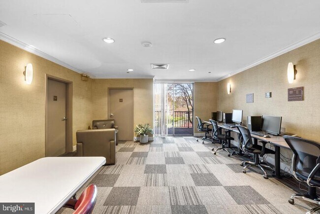 Building Photo - 10101 Grosvenor Pl