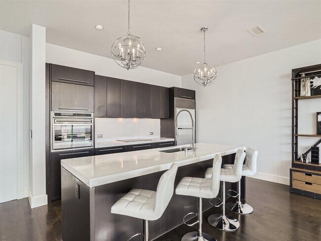 Building Photo - 2200 Victory Ave