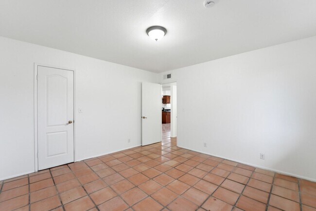 Building Photo - Maintained Mesa rental offering comfort, convenience, and easy access to everything the East Vall...