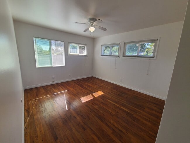 Building Photo - Spacious Ocean Beach 2 bed 1 bath just a few steps from Colliers Park.