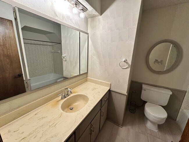 Building Photo - 4bed/3bath Home Available for Rent in Central Norman!!