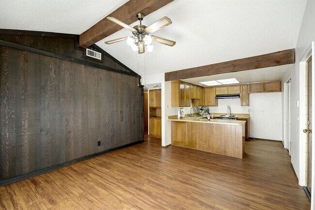 Building Photo - Z8616-8618 LR