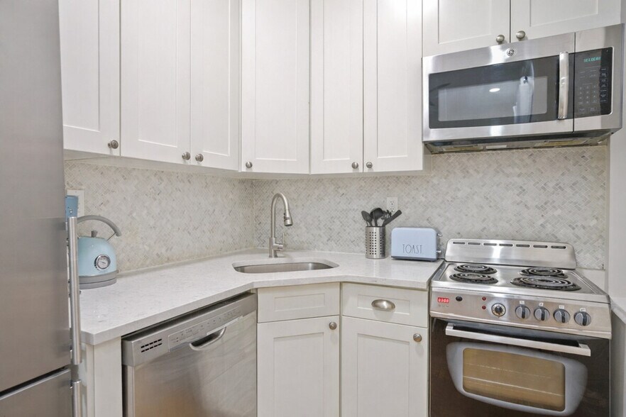 Building Photo - 550 W 110th St